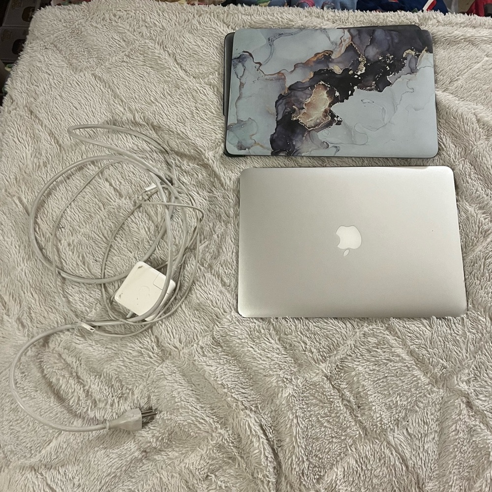 Silver Apple Macbook Air 13" Early 2015